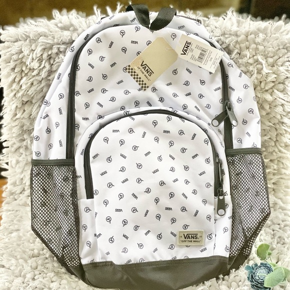 New with tag VANS ALUMNI PACK PRI BACKPACK w/logo and adjustable straps 4 pocket - Picture 1 of 14